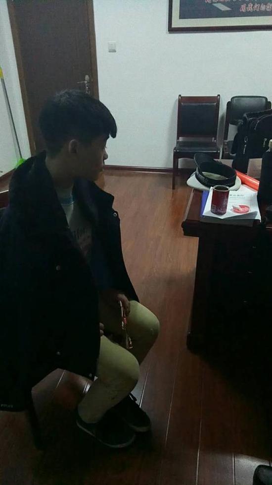 12岁孩子被糊涂老爸落在服务站 尾随陌生车辆寻爸