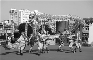 2月11日,市体育中心,镇海区澥浦镇澥浦村舞龙队正在表演