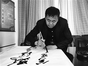 燕大叔在练习书法