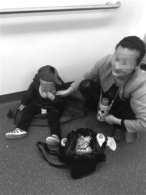 一对母子吃橘子