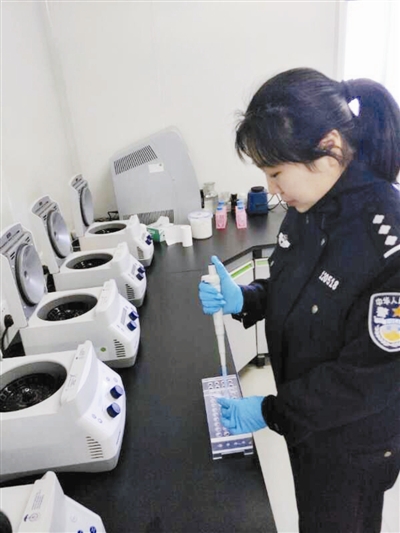 女法医高丽伟正在做DNA鉴定。通讯员供图