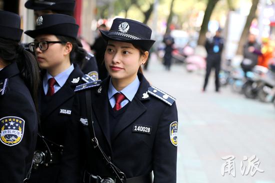 宁海街头现高颜值执法女子中队