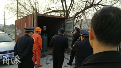 宁波大学地铁出口附近现可疑集装箱 里面装满煤气瓶