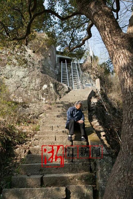 宁波一企业6名员工外地遇跌伤老人 合力救援