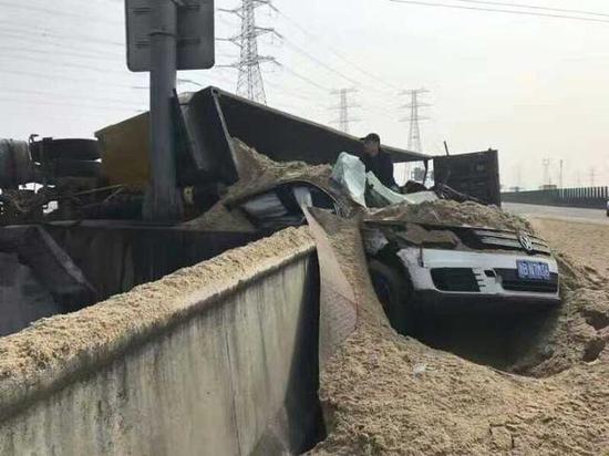 宁波一对夫妻遭活埋 一群路人徒手挖沙救人