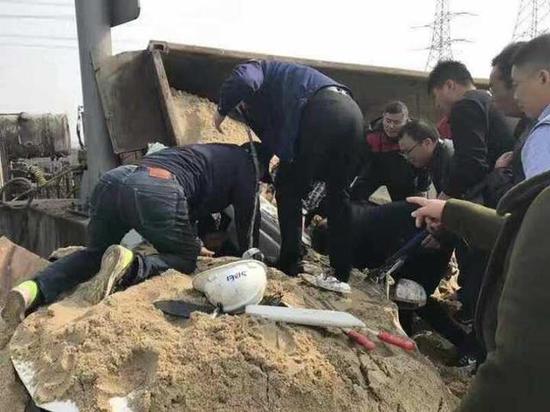 宁波一对夫妻遭活埋 一群路人徒手挖沙救人