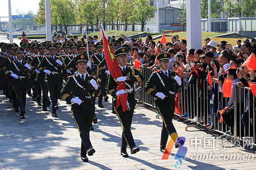 升国旗仪式现场 周建平摄