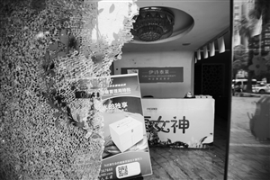 江北日湖婚庆广场,记者来到这家美容店,跟邱女士描述的一样,玻璃门被砸碎了,地上都是玻璃碎渣