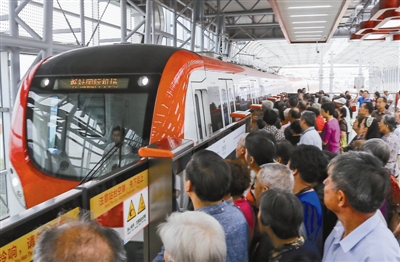 市民在乘坐地铁2号线。(资料图片) 记者 刘波 摄