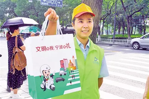 志愿者宣讲《宁波市文明行为促进条例》