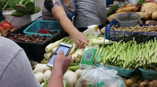 (东裕菜场市民使用微信支付)