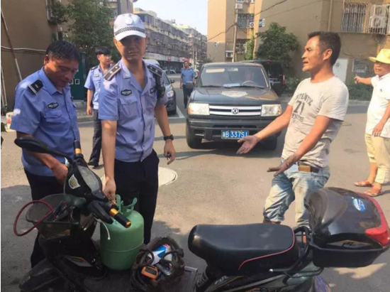 截停扣押违法工具 甬乱贴小广告的违法者被抓