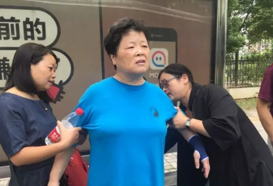 王艳萍(右)拍打蔡阿姨后背