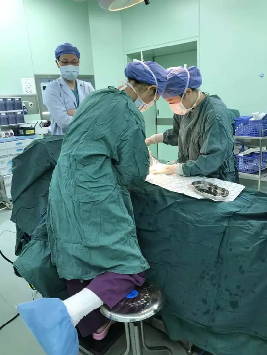 鄞州一位医生骨折 打着石膏单腿为病人做手术_新浪宁波_新浪网