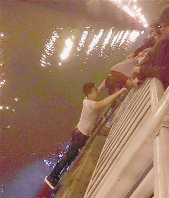 PTU民警将男子救起