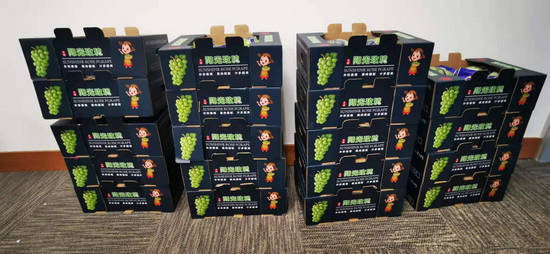 7月28日,第一批帮扶采购的水果19箱已送至分行。