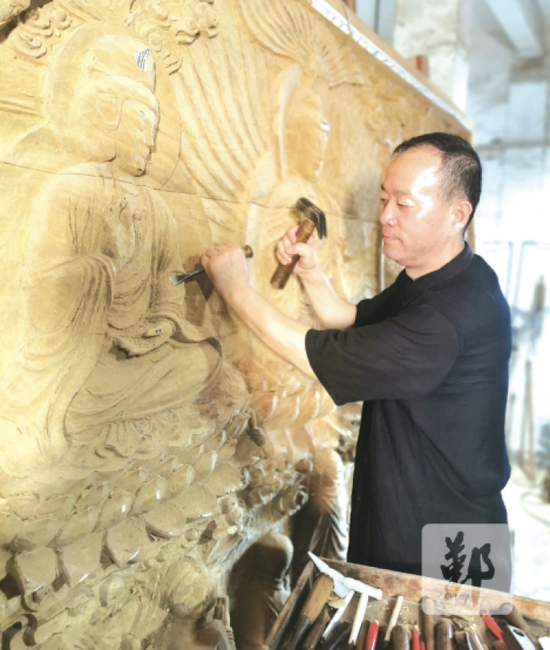 图为徐剑佩制作新作品