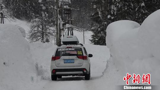 图为路边积雪。受访者提供