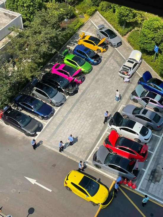部分涉嫌非法改装的车辆停放在一起,接受鉴定