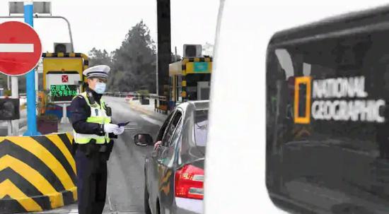 资料图:高速交警在检查过往车辆,确保安全