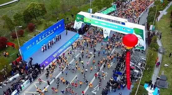 无人机拍摄起跑现场。主办方供图