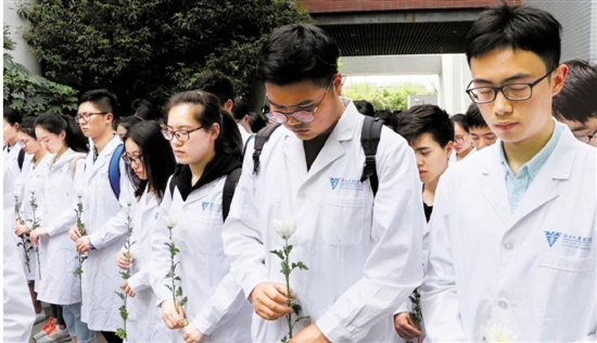 下图:浙大医学院学生悼念“大体老师”。