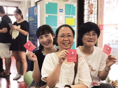 图为上周五(七夕节)上午,市中医医院医务人员顶着台风冒着暴雨前往献血。