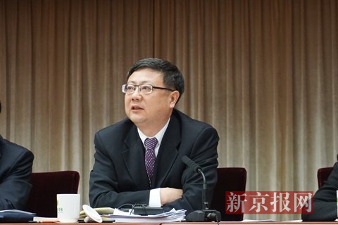 环保部长就加强生态环境保护答问