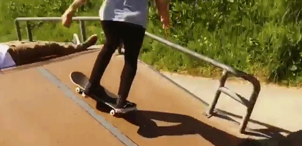 视频：男子滑板炫技试图飞过朋友 结果留下满屏的疼