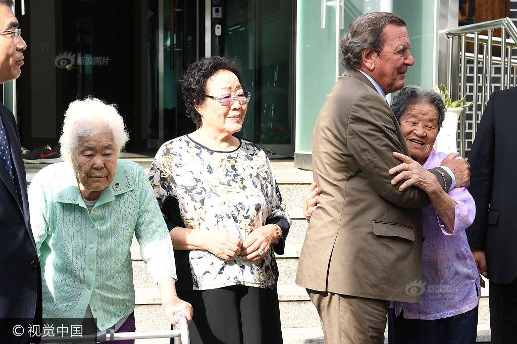 少萝扒开腿秘 让人桶爽