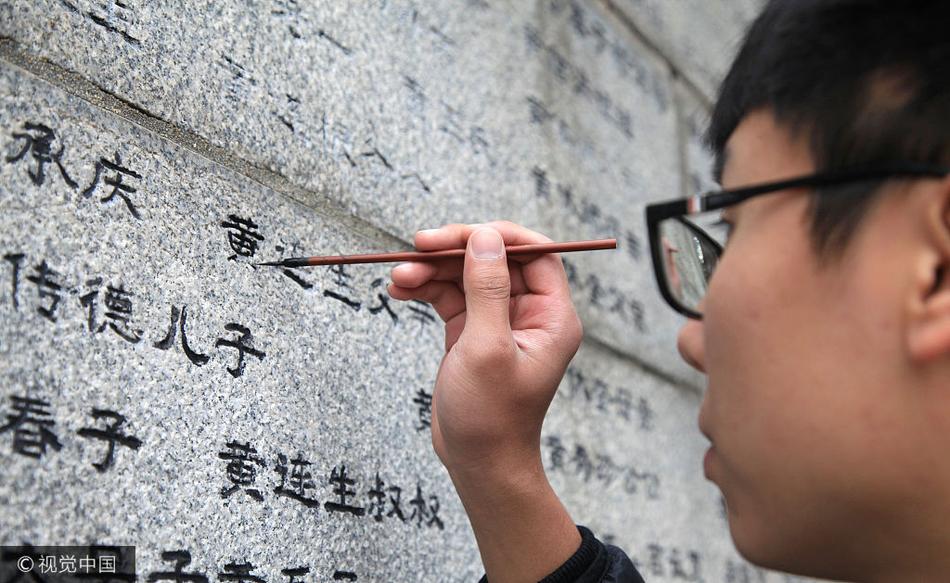 别拔出来就尿在里面H