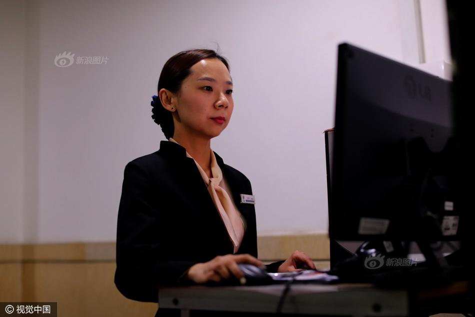 游泳教练在水里含我奶