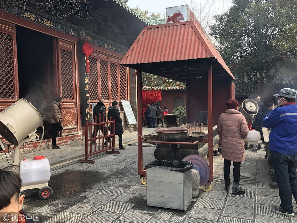 纲手腿法熟练脚法精湛跳舞动作