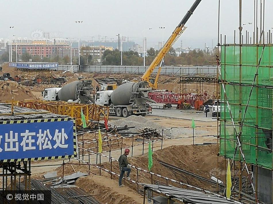 国产绿帽边打电话边做