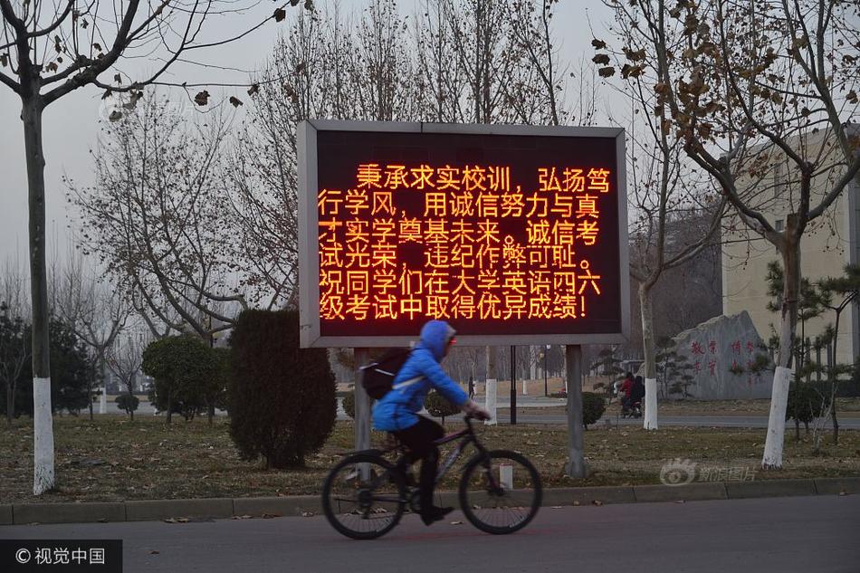 接吻伸进乳罩里捏奶