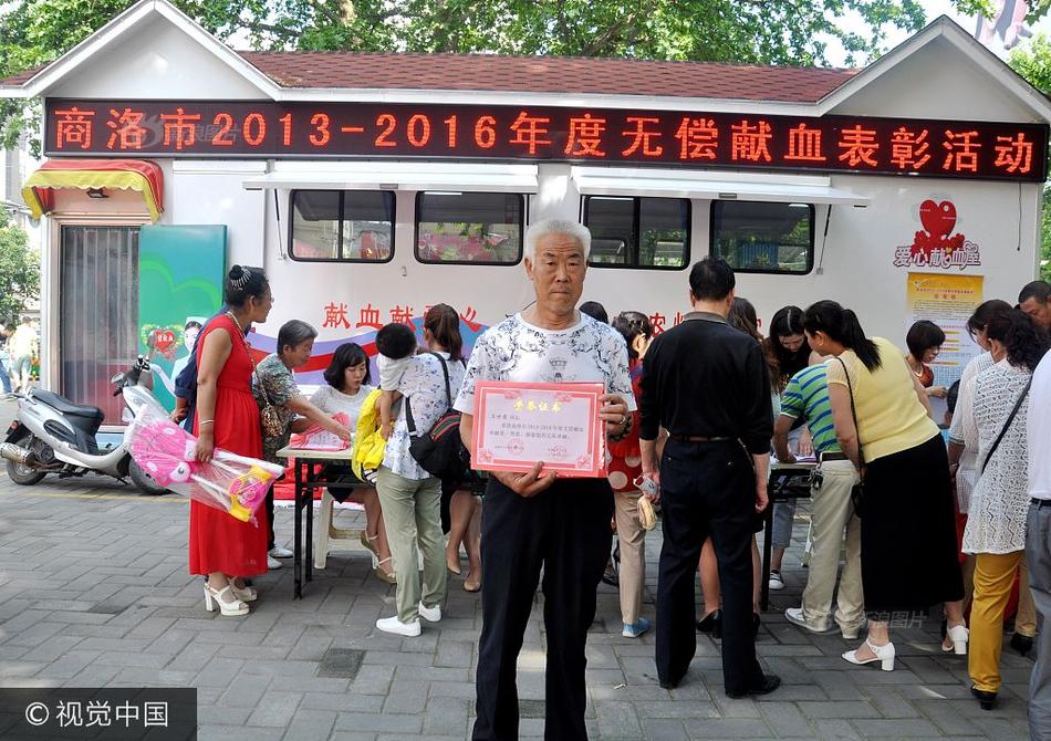一女三黑人玩4P惨叫