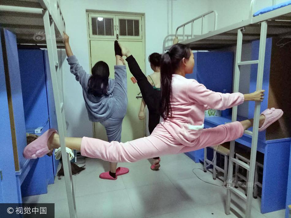 美女被扒 玩奶头