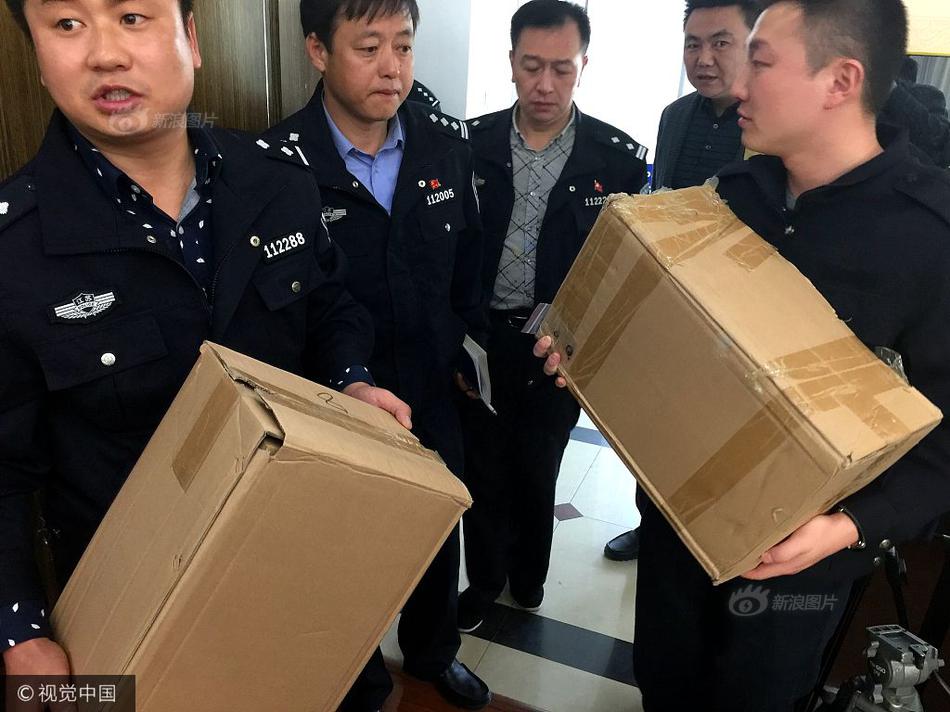 女人趴下脱了内裤光着屁股喷白