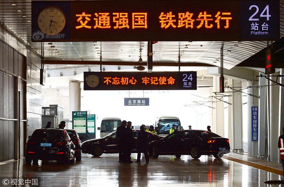 美女张开双腿让男人捅