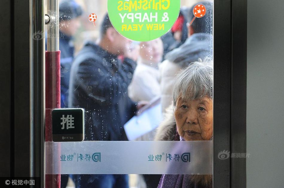 美女哭着扒开 往里面注水