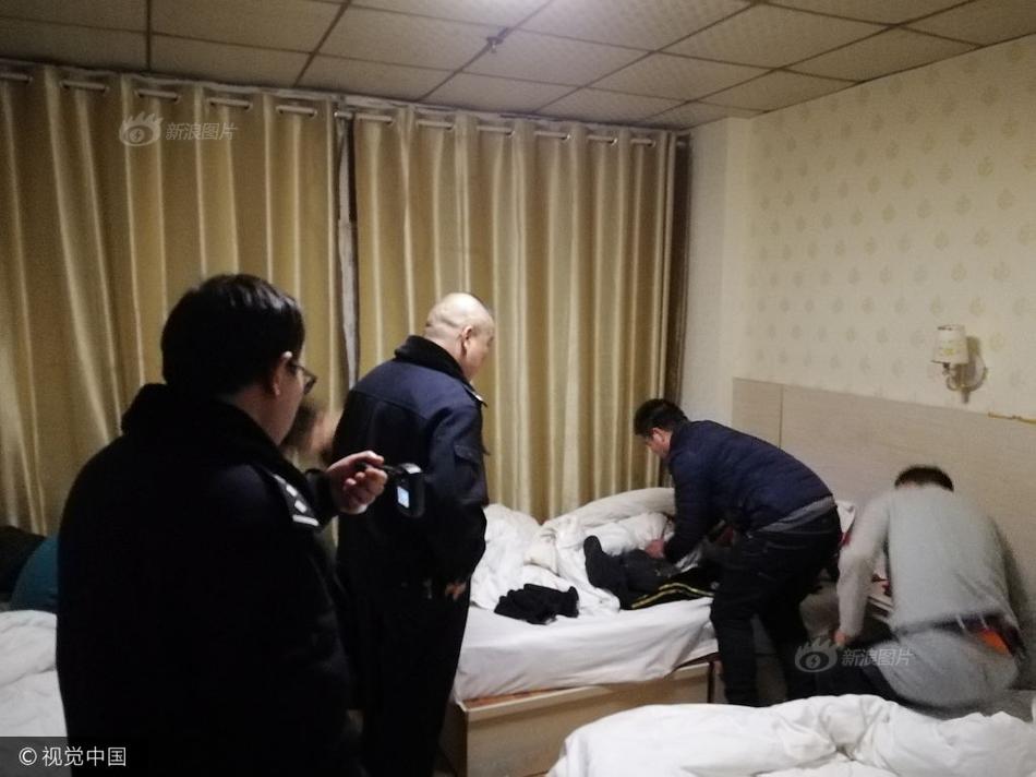 趁小表妺洗澡玩她捏她的胸