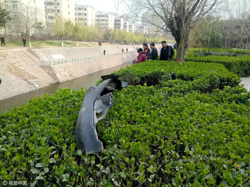 美女扒开尿口给男人桶