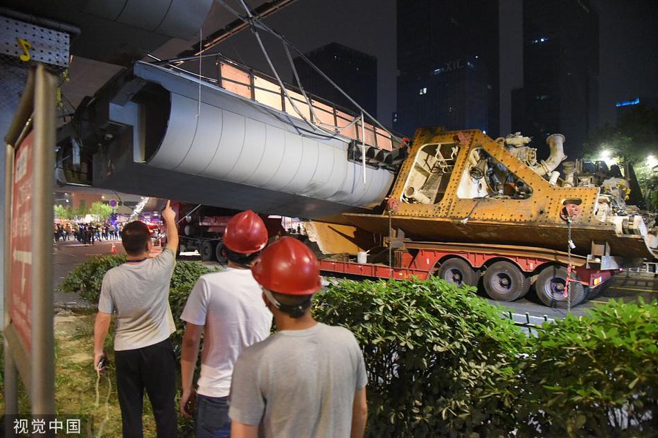 小为难！威少将球误传给场下的教练