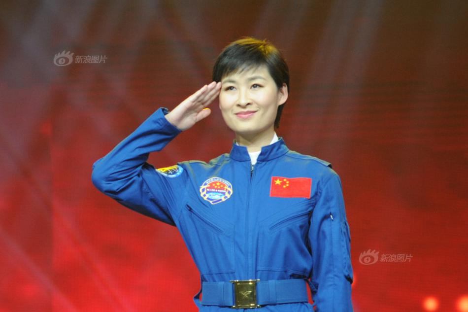 什么都不穿的欧美美女搞黄色网站