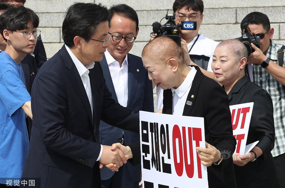 男人的 伸到 屁股