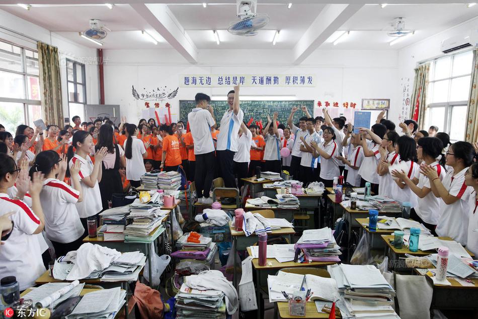 女人趴到床脱了内裤打光屁股