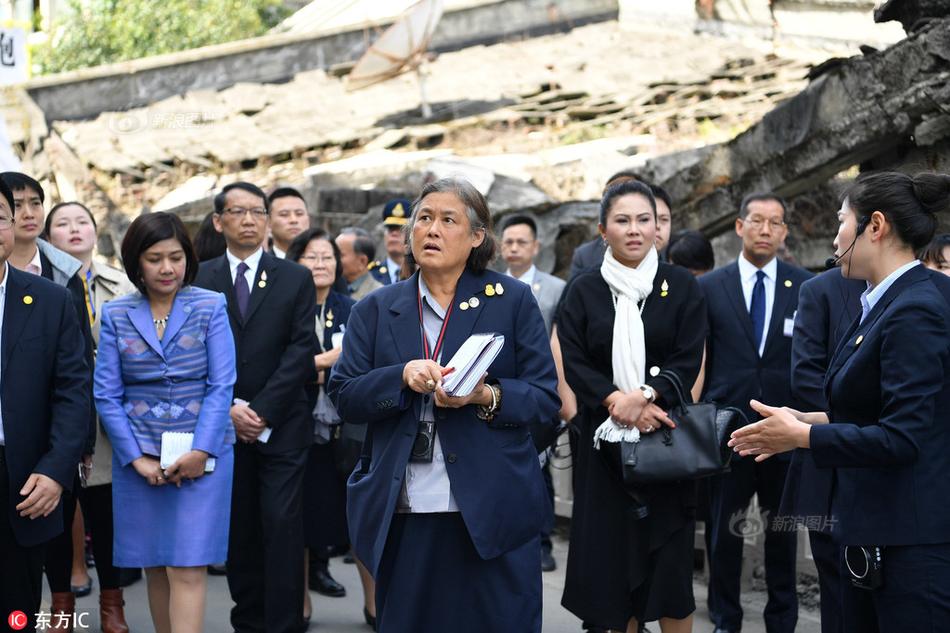 泰国诗琳通公主到汶川地震重灾区 向遇难者默哀献花