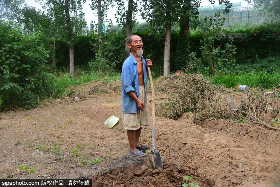 女警吊起来两腿扯开电击