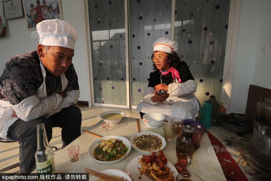 美女露胸