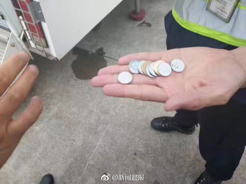 撕开她的内裤慢慢摸她的胸
